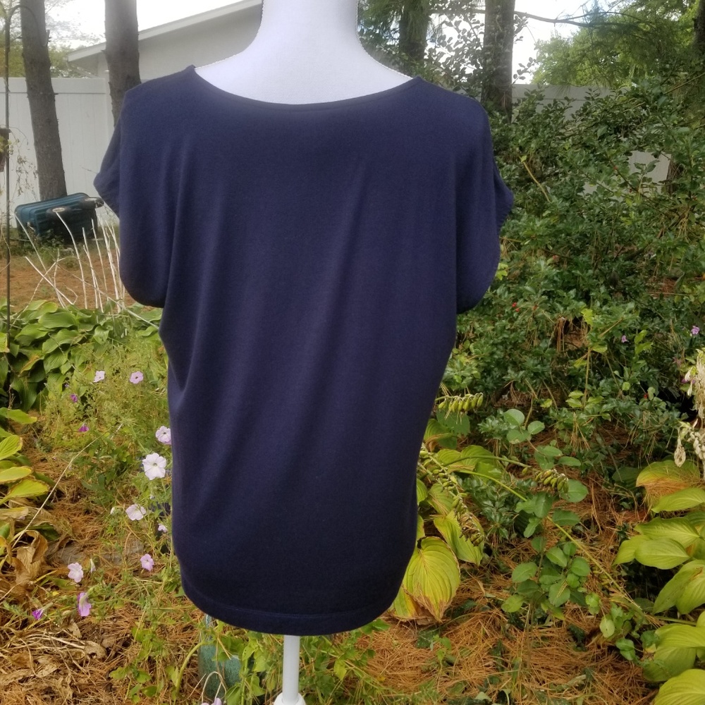 Simple minimal ruffled blouse - Picture 3 of 5